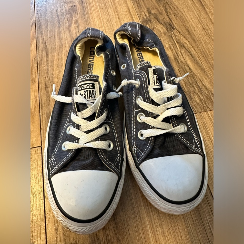 Woman’s converse sneakers size 8